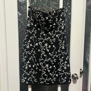 Old Navy Black and White Floral Strapless Dress. Size 10